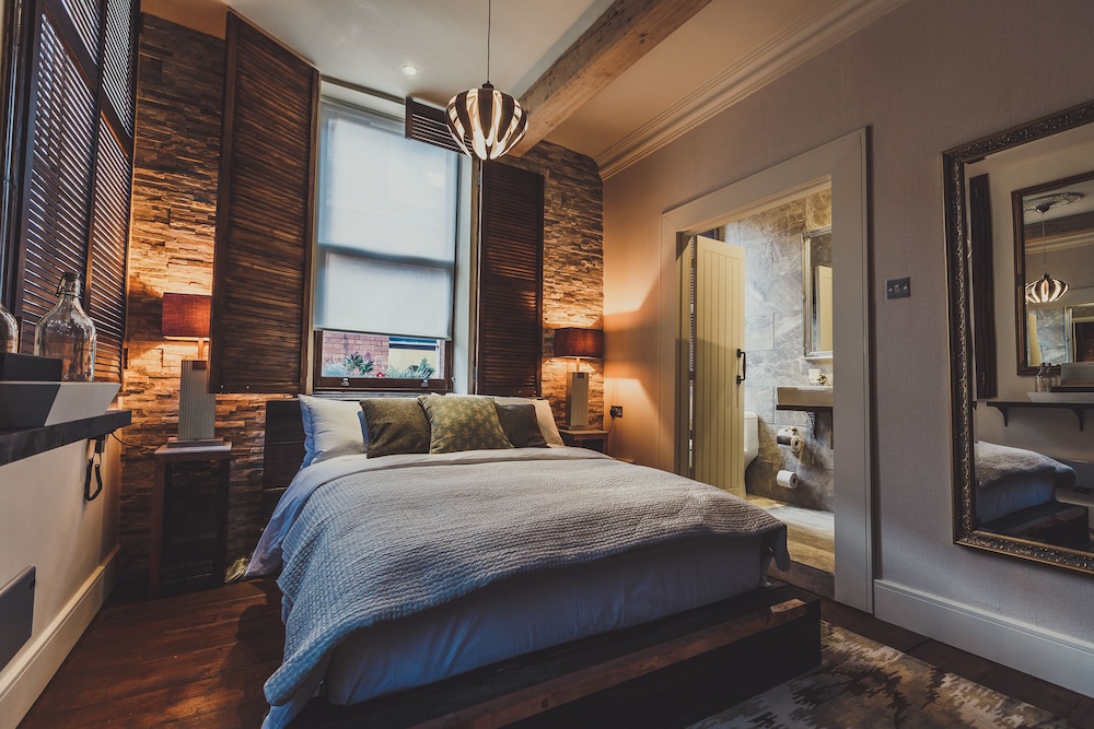 DELUXE, KING BED