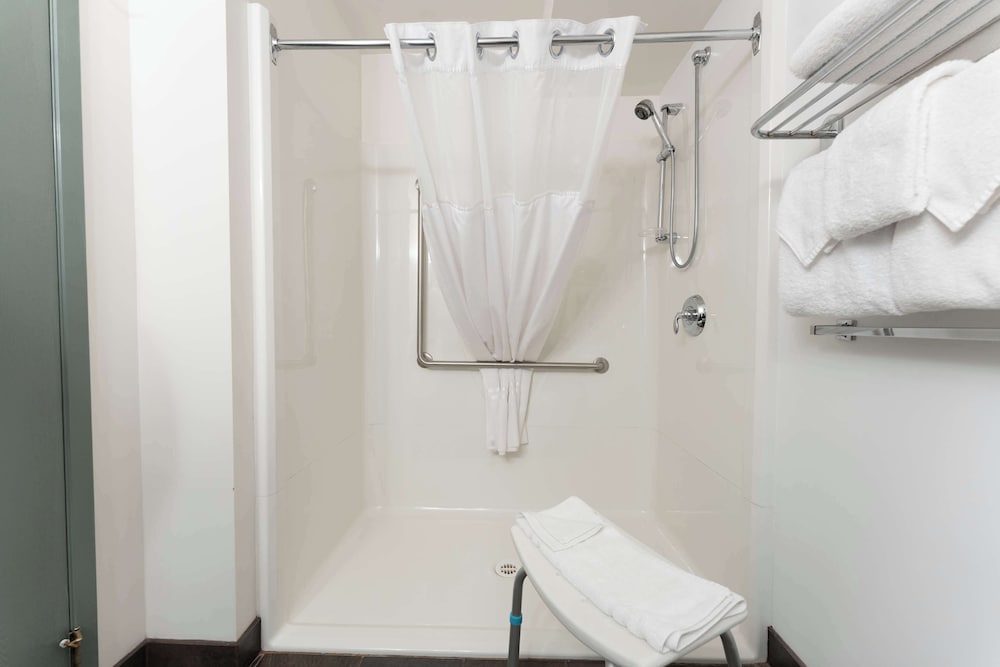 غرفة قياسية بسرير كوين لذوي الإعاقة، Prestige Hudson Bay Lodge & Conference Centre, WorldHotels 3/3