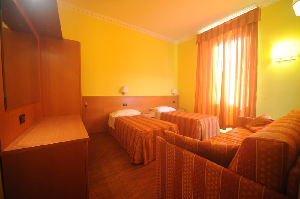 Hostel Beauty 40/64