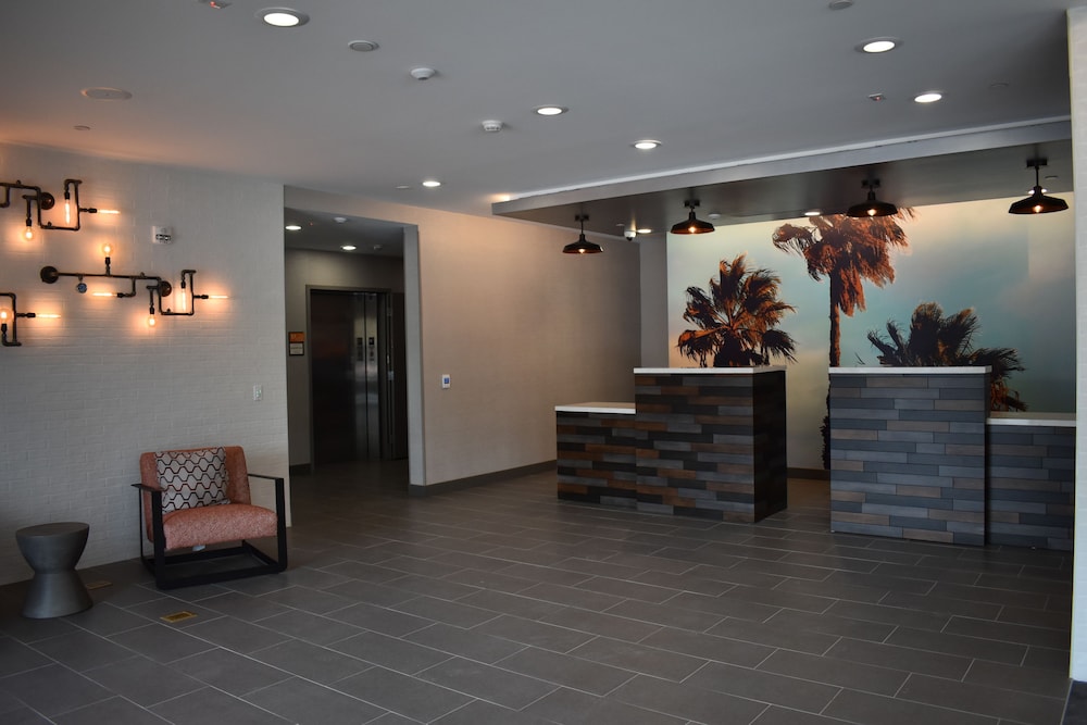 La Quinta Inn & Suites by Wyndham San Bernardino 8/45