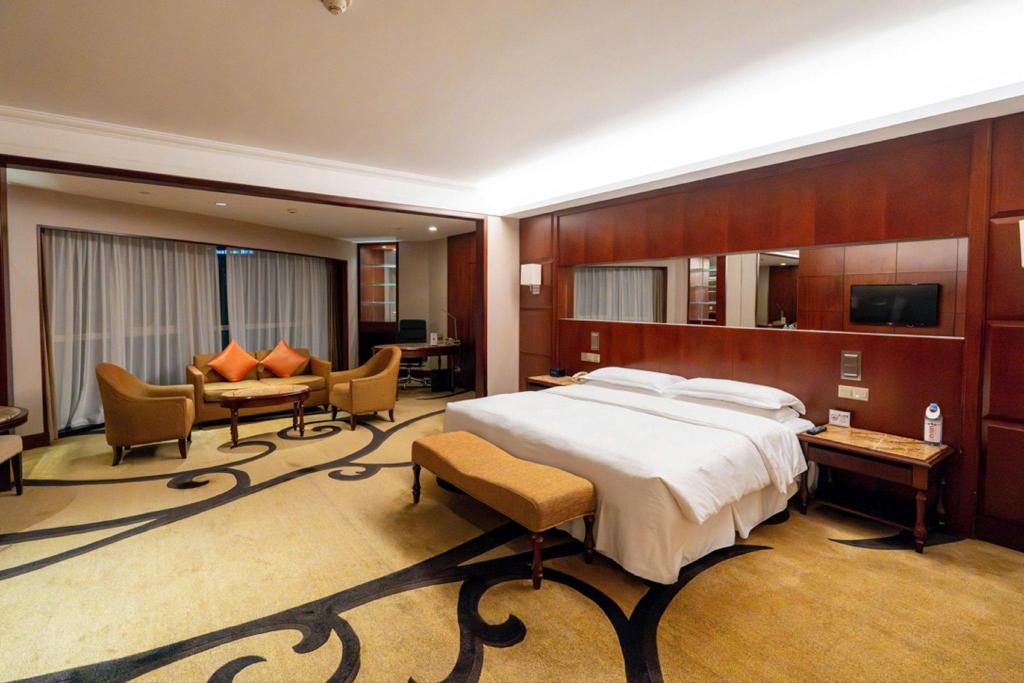 Panoramic, Studio, Suite, King Bed, Skyline View, Club Lounge Access