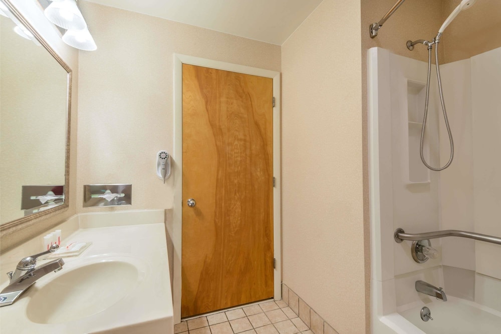 Ramada by Wyndham Columbus North 10/39