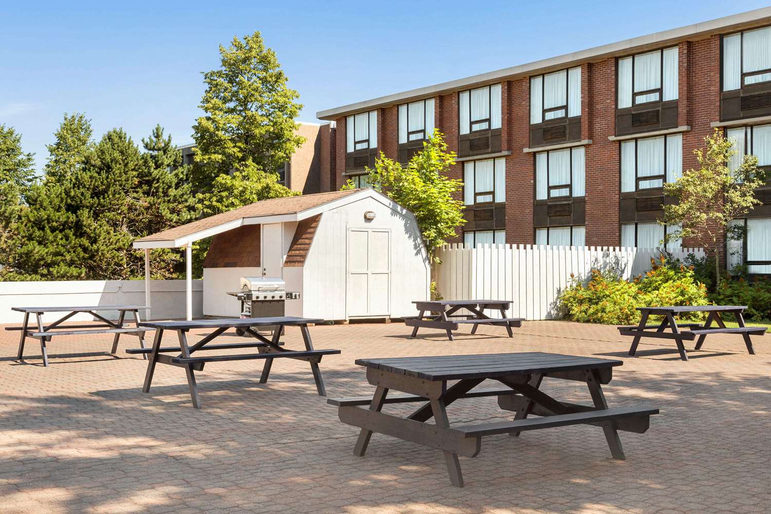 Quality Inn & Suites Sydney, NS 15/17
