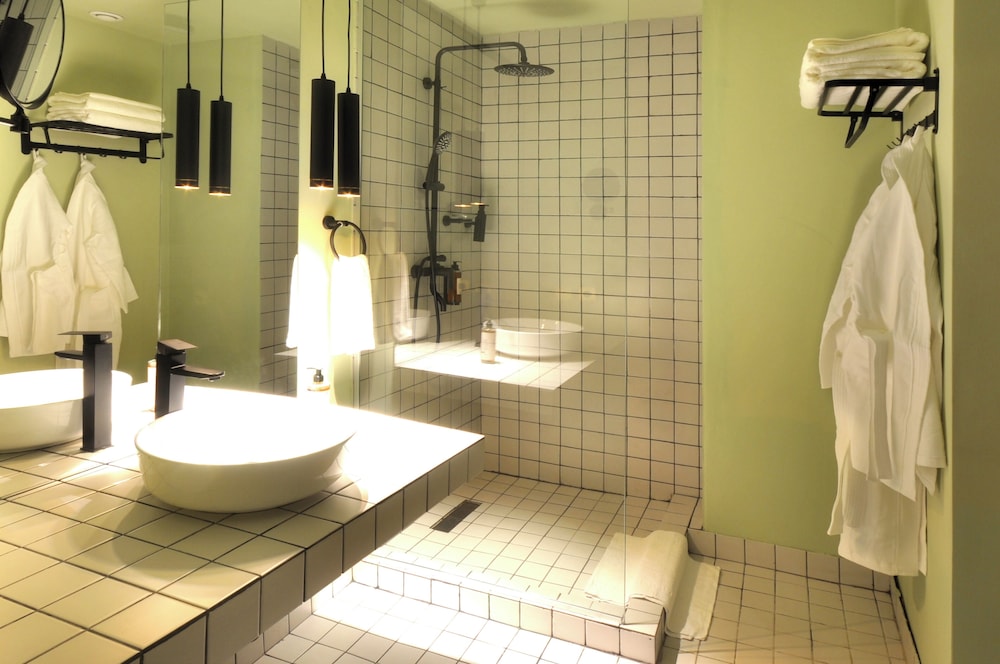 Castor and Pollux Hotel 68/69