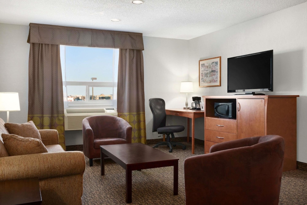 Super 8 by Wyndham Regina 24/33