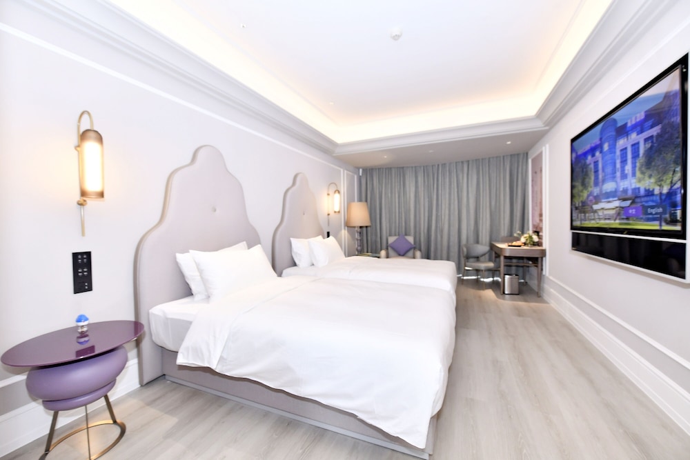 Mercure Xichang Qionghai Wetland 9/32