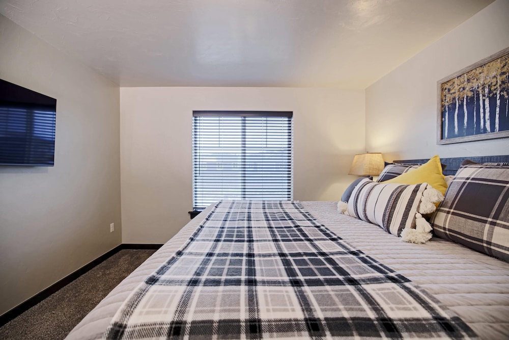 Upgrade, Suite, King and Queen Bed, Sofa