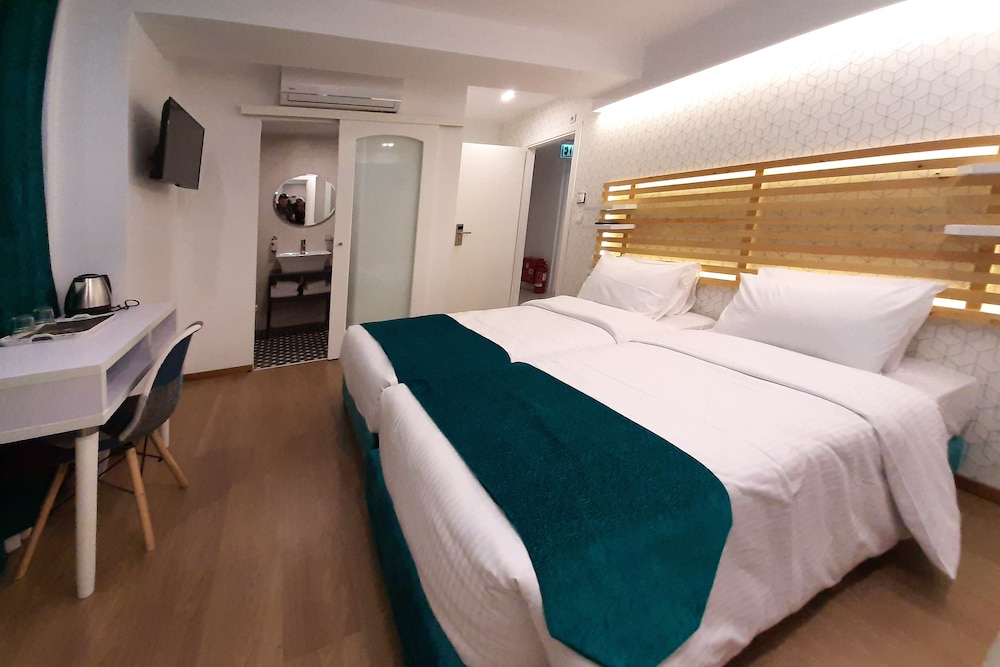 ROOM, TWIN BEDS