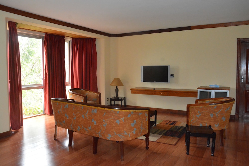 GOLF COURSE HOTEL 34/42