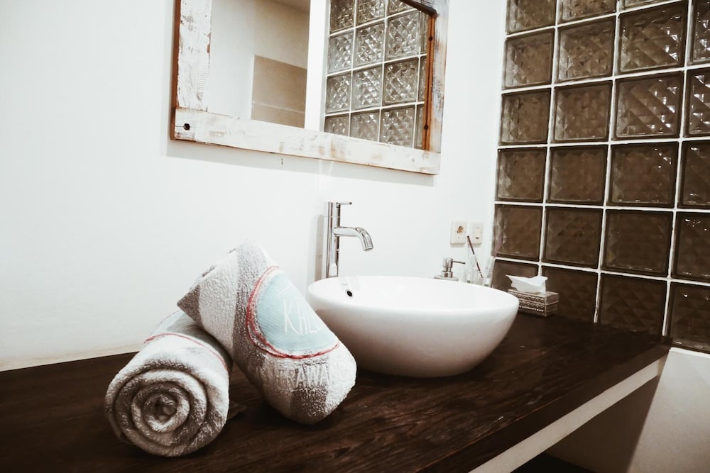 Kalua Boutique Bungalows 50/50
