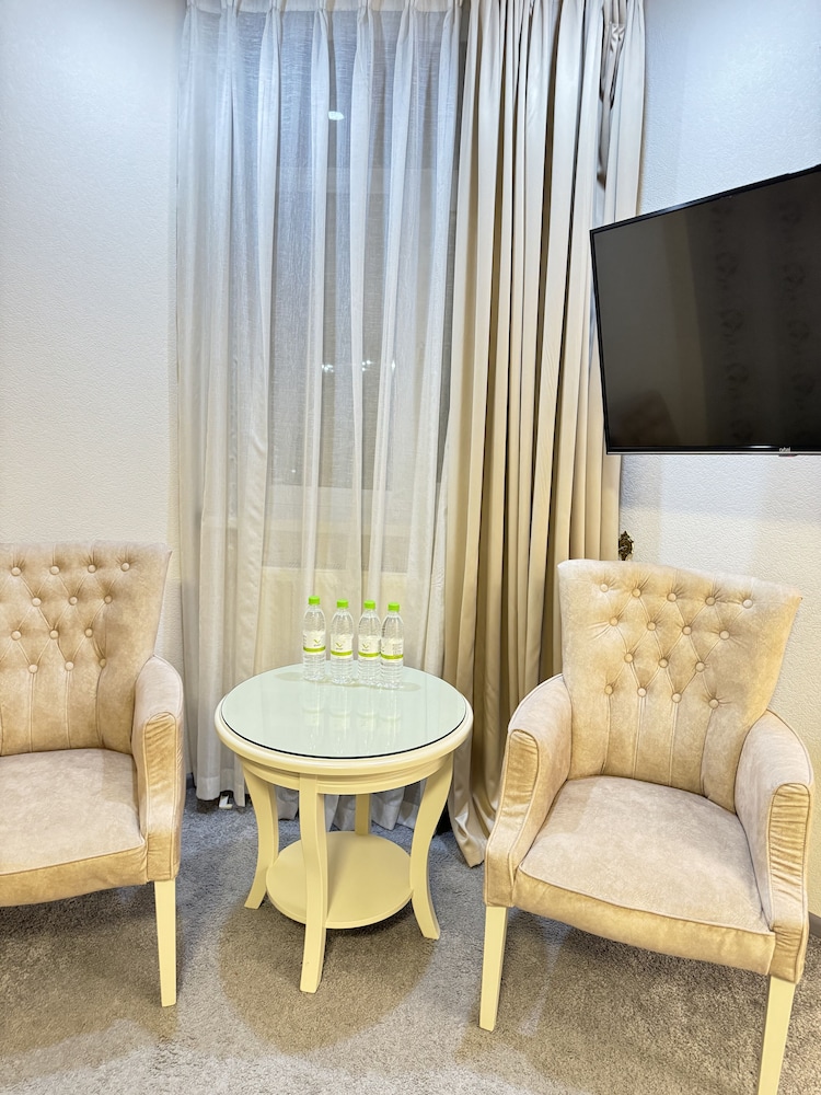 Alexander Hotel 25/38