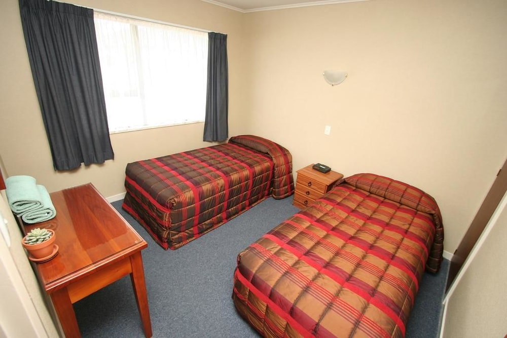 Commodore Motor Lodge 20/58