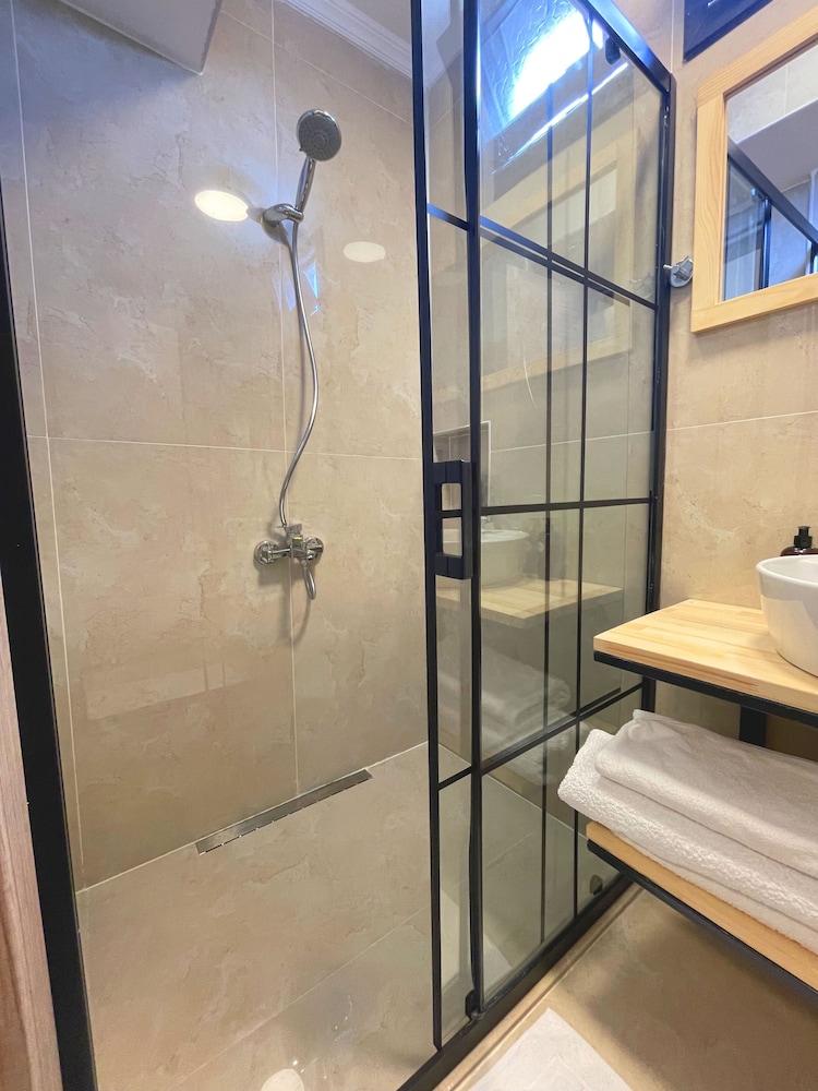 غرفة قياسية رباعية بسرير مزدوج وسرير فردي، Alibaba Airport Hotel 7/7