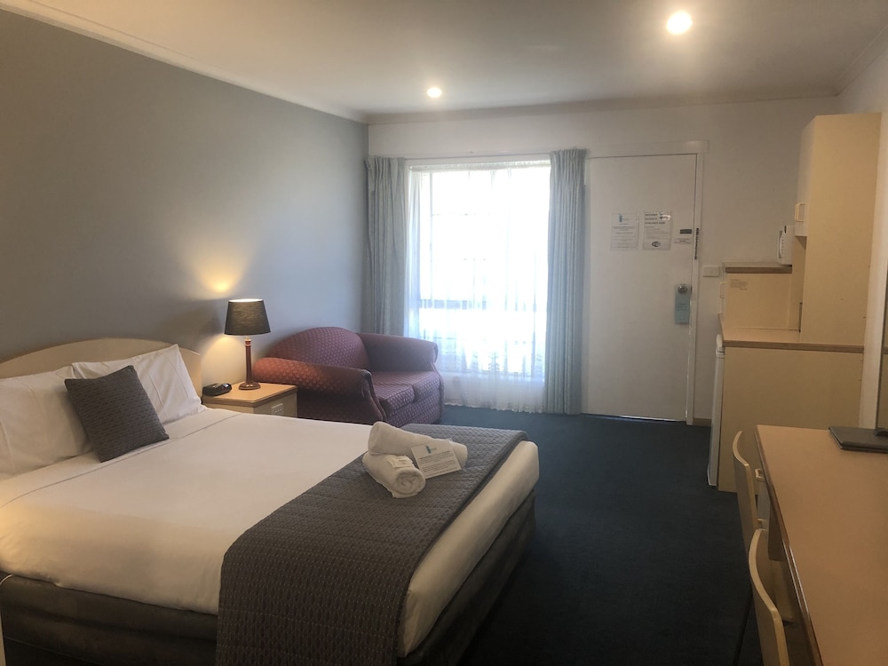 Capricorn Motor Inn 12/55