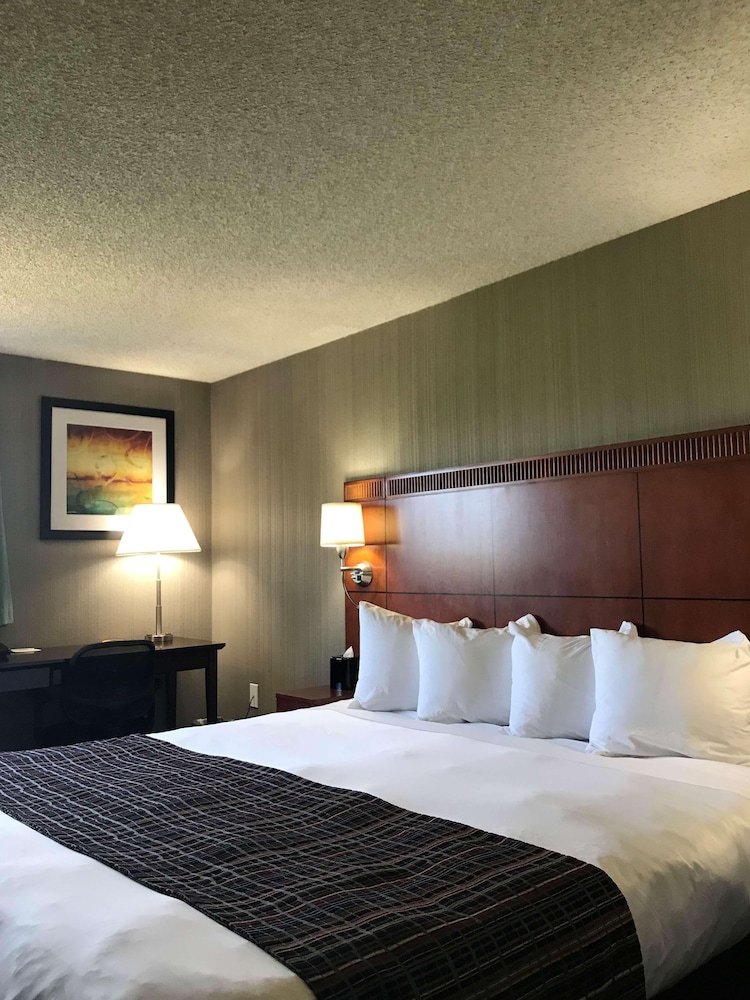 ROOM, KING BED