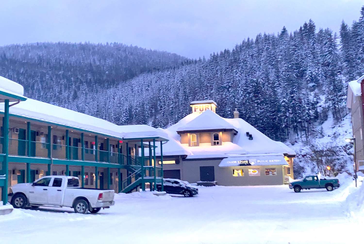 Super 8 by Wyndham Sicamous 1/23