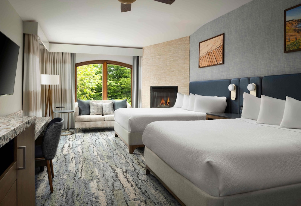 Deluxe, 2 Queen Beds, Accessible