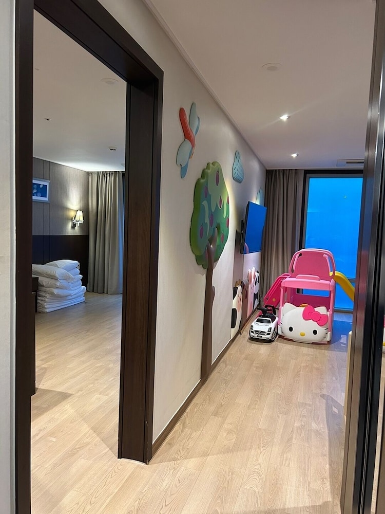 ONDOL, FAMILY SUITE