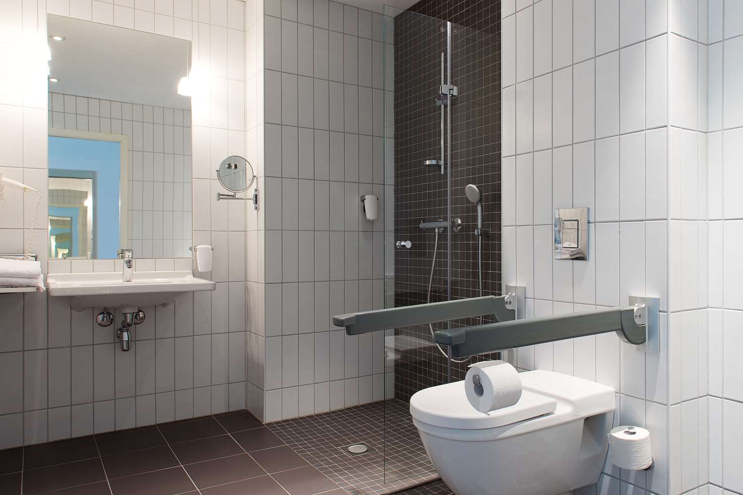 QUALITY HOTEL WATERFRONT 46/47