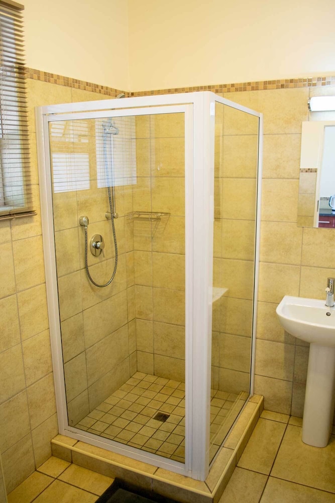 Amohela Guesthouse 35/38