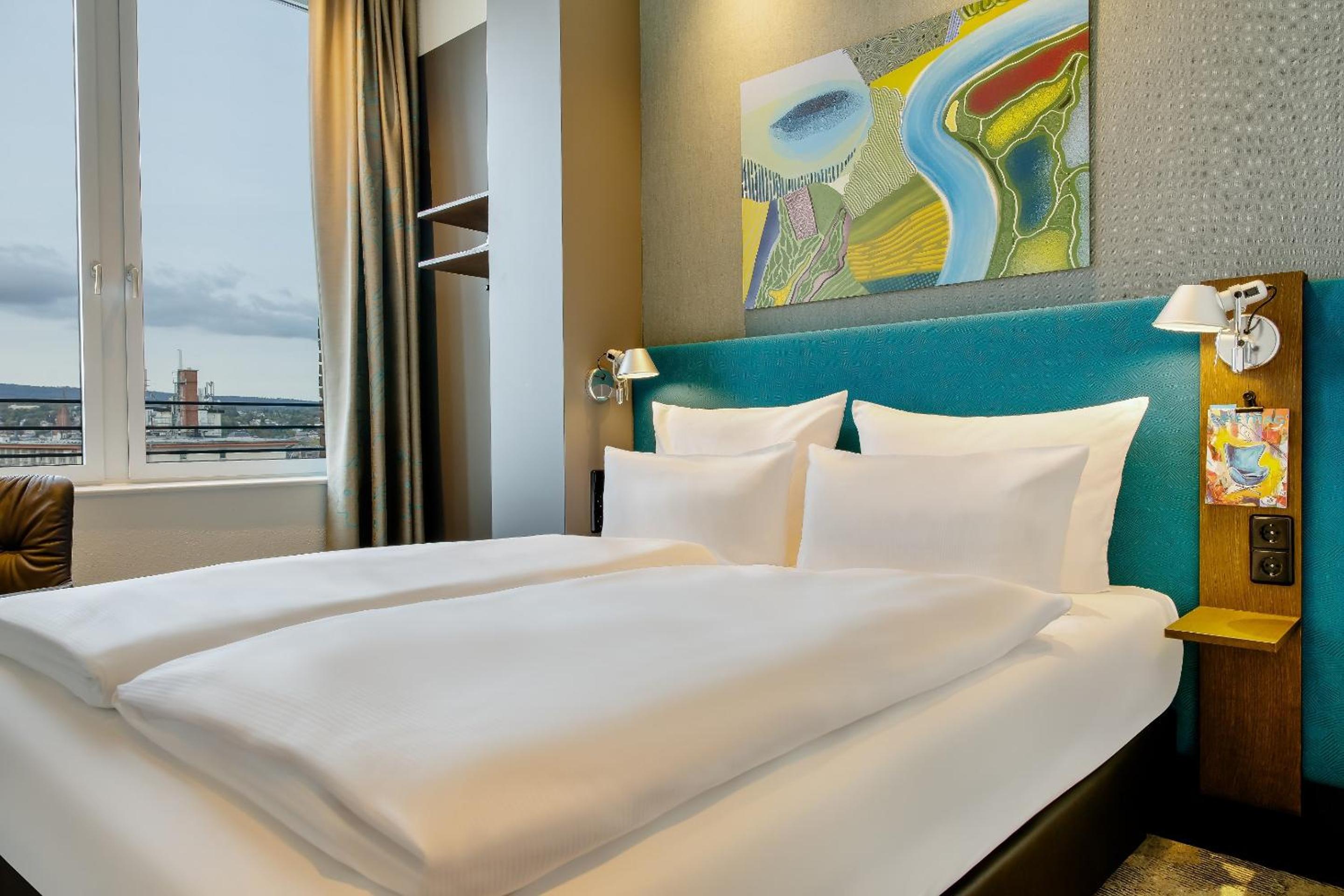غرفة بسرير كوين، Hotel Motel One Wiesbaden 3/8