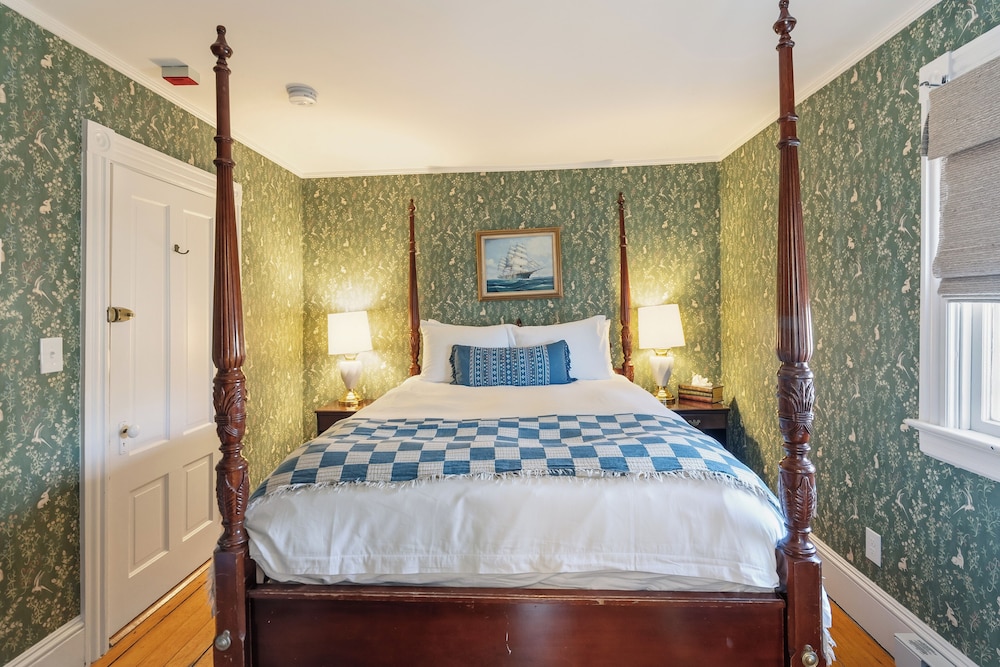Chart House Inn 5/45