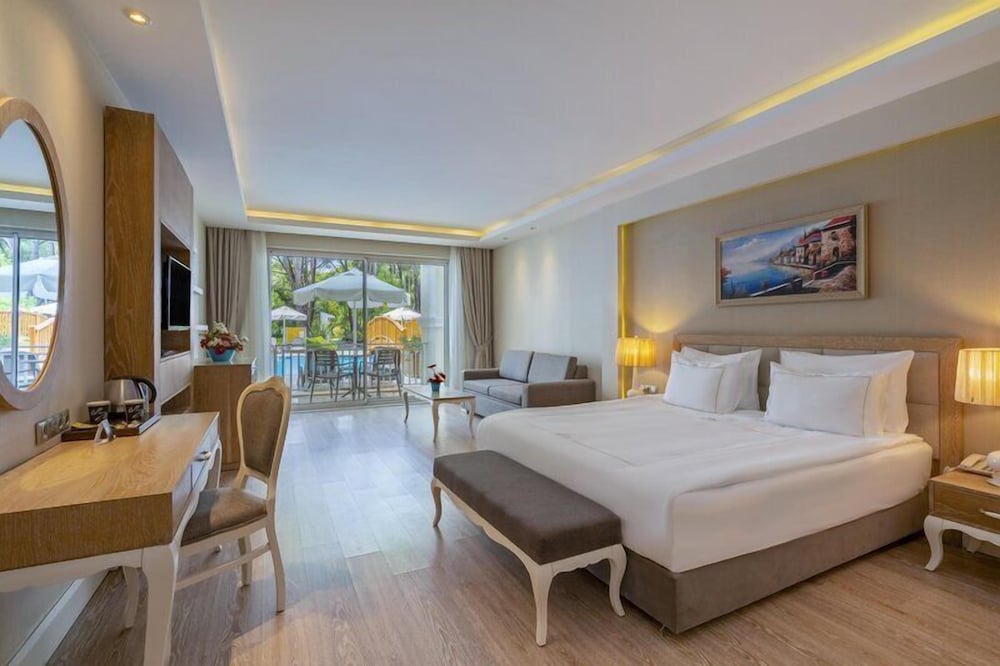 Bellis Deluxe Hotel 23/89