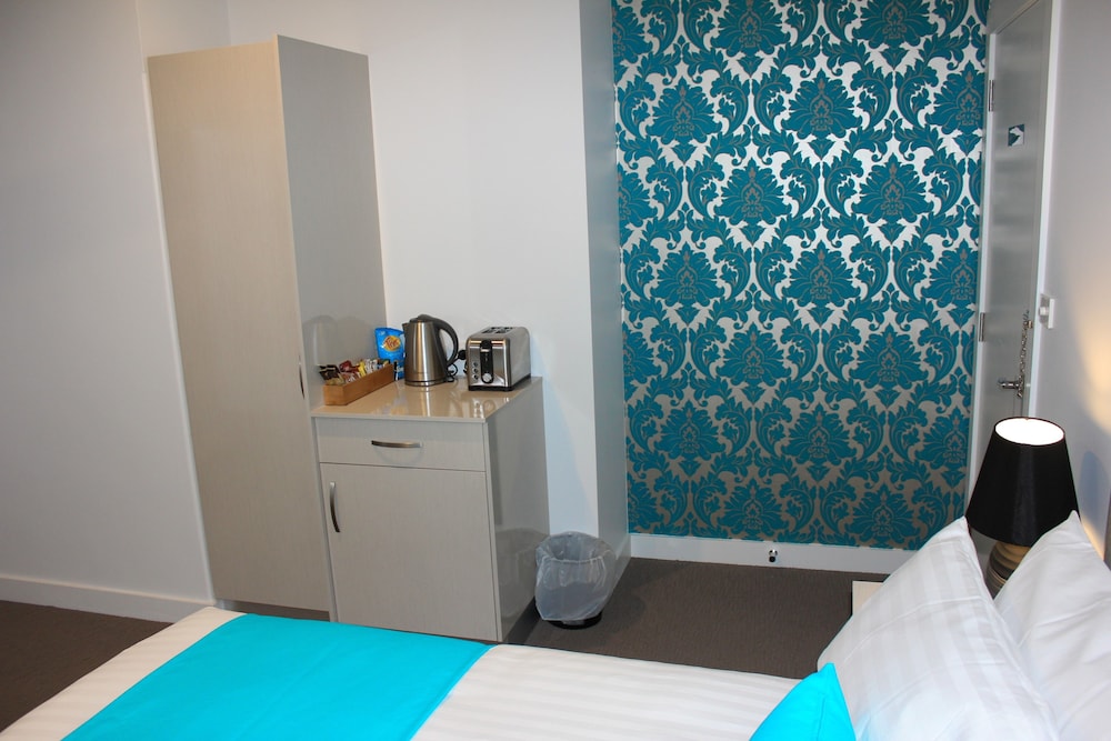 Beach Hotel 27/58