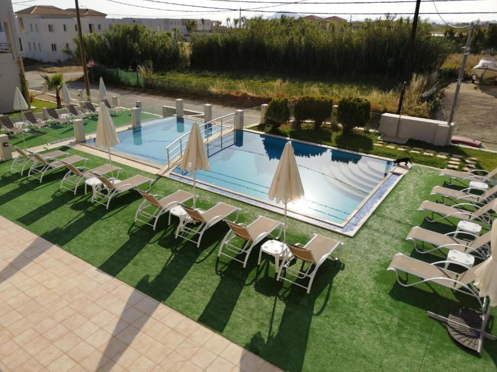 Carisa Suites and Apartments 41/50