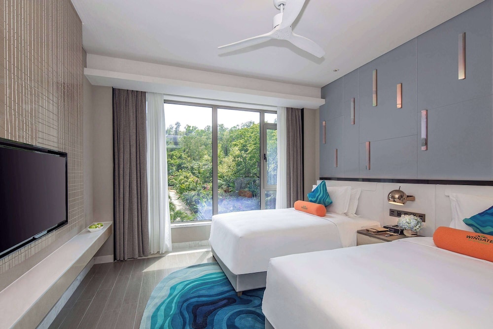 Room, Twin Beds, Smoking