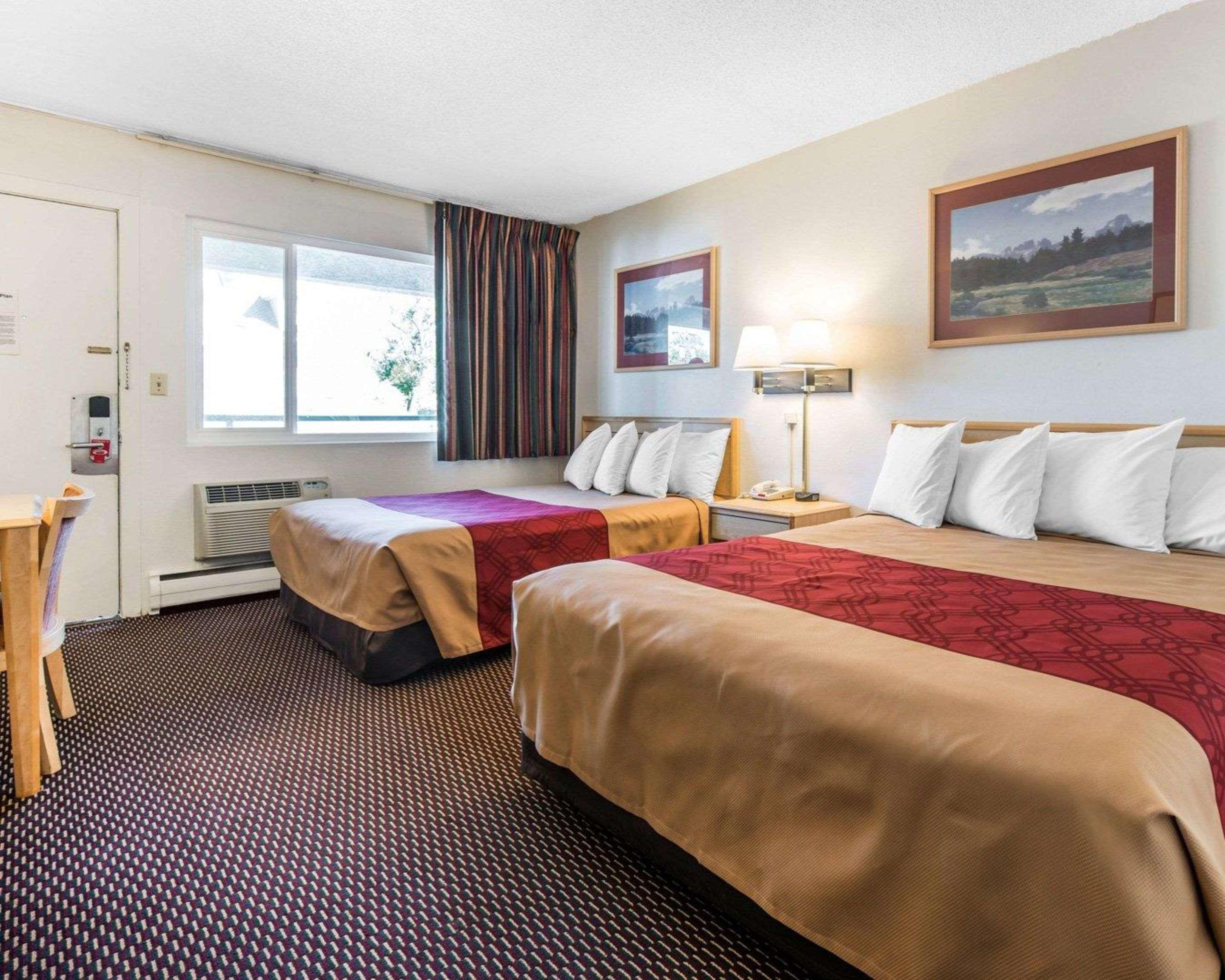 ROOM, 1 QUEEN AND 1 DOUBLE BED, SMOKING