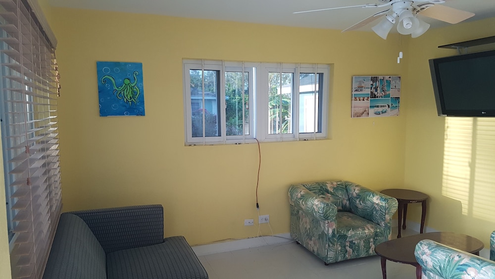 Bahama Breeze Apartments 6/13