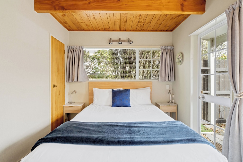 Cottage Mews Motel 23/72