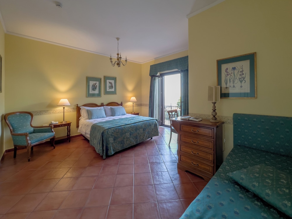 1 BEDROOM, STANDARD, TRIPLE, PARTIAL SEA VIEW