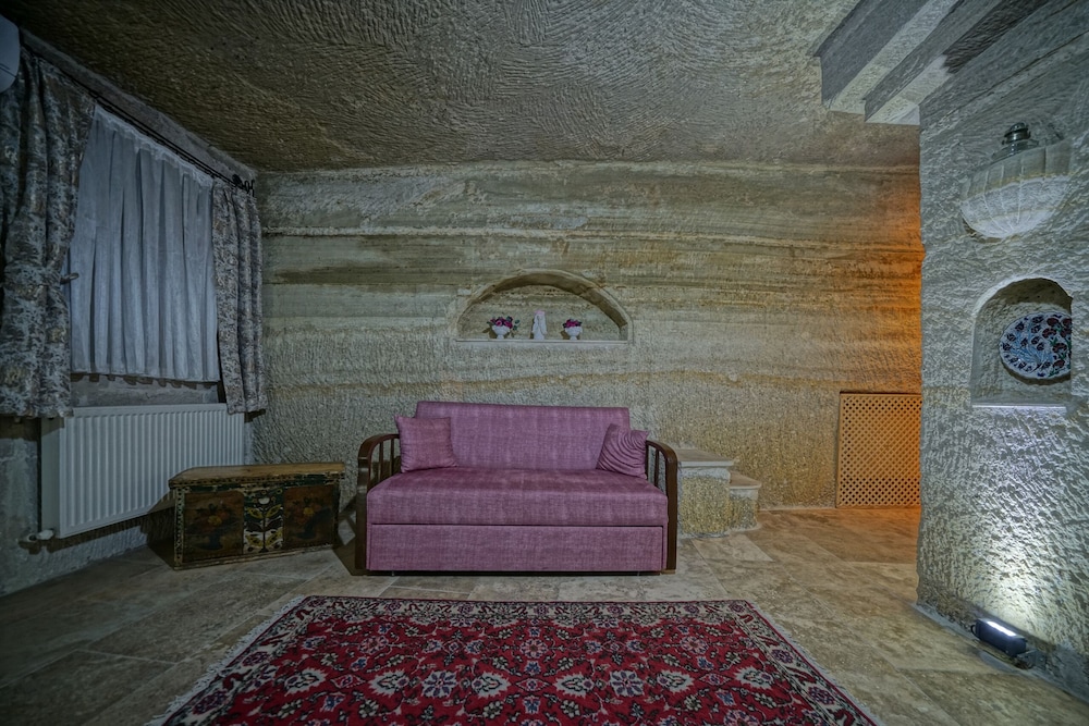 Holiday Cave Hotel 7/81