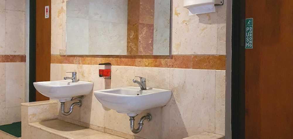 Jambrut Inn Hotel 50/50