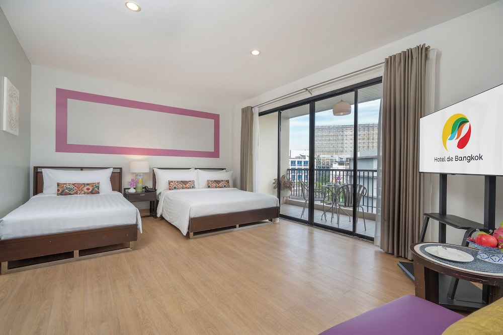 غرفة ديلوكس بسرير كوين وسرير فردي بشرفة، Hotel De Bangkok 2/5