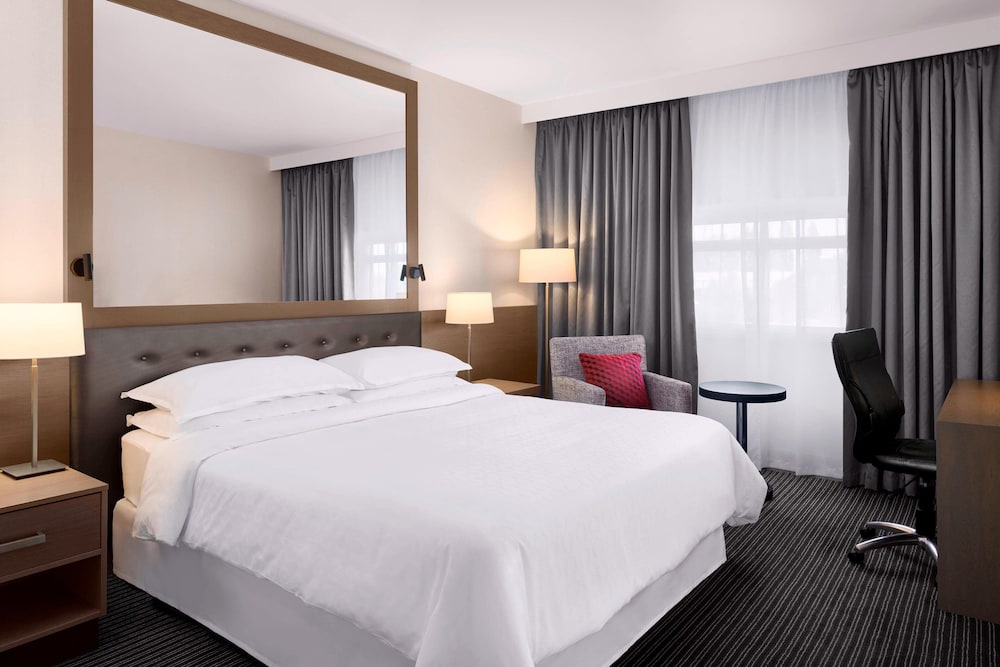 Room at Sheraton Heathrow Hotel, LONDON