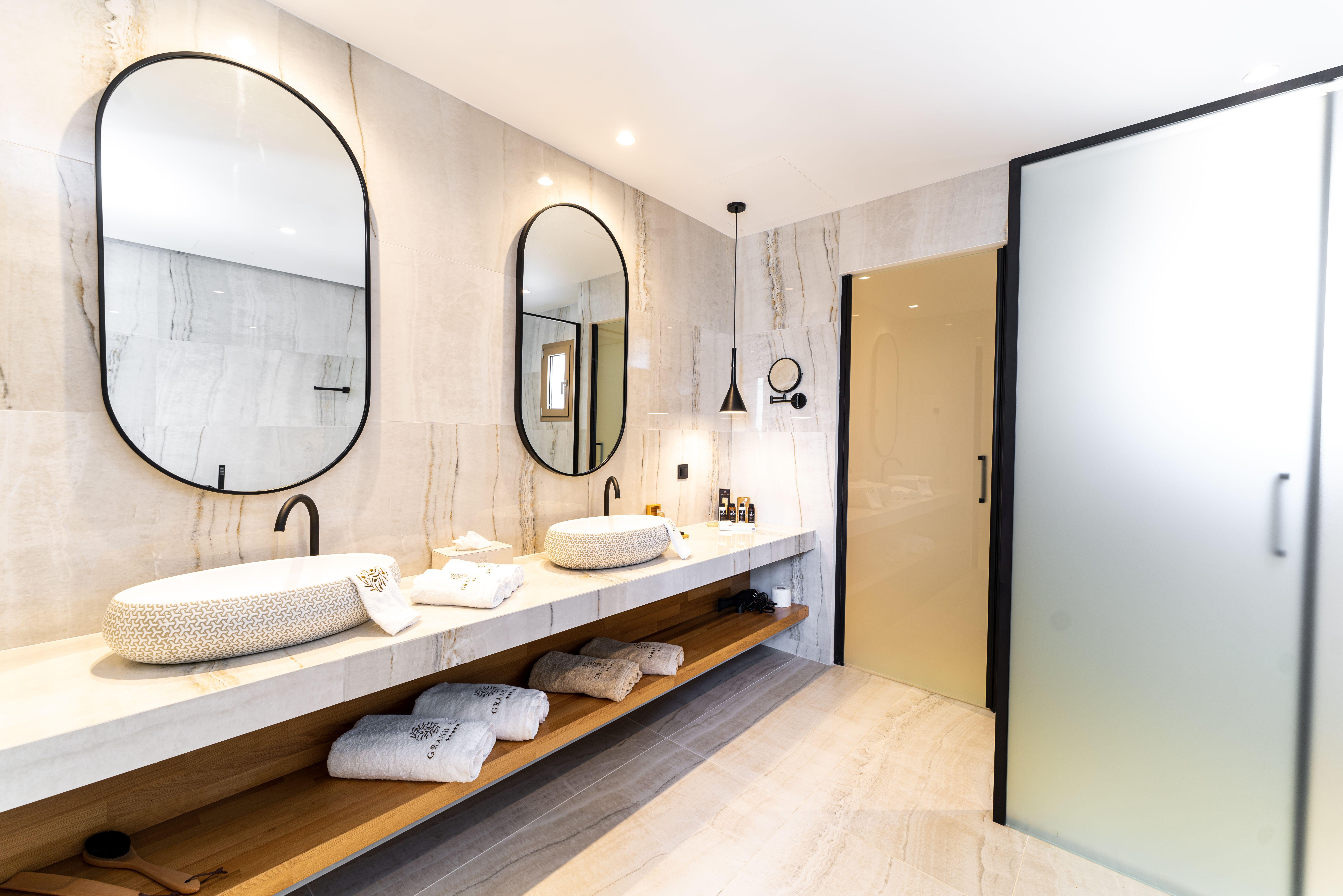 جناح غراند ثلاثي بإطلالة على البحر بمسبح خاص