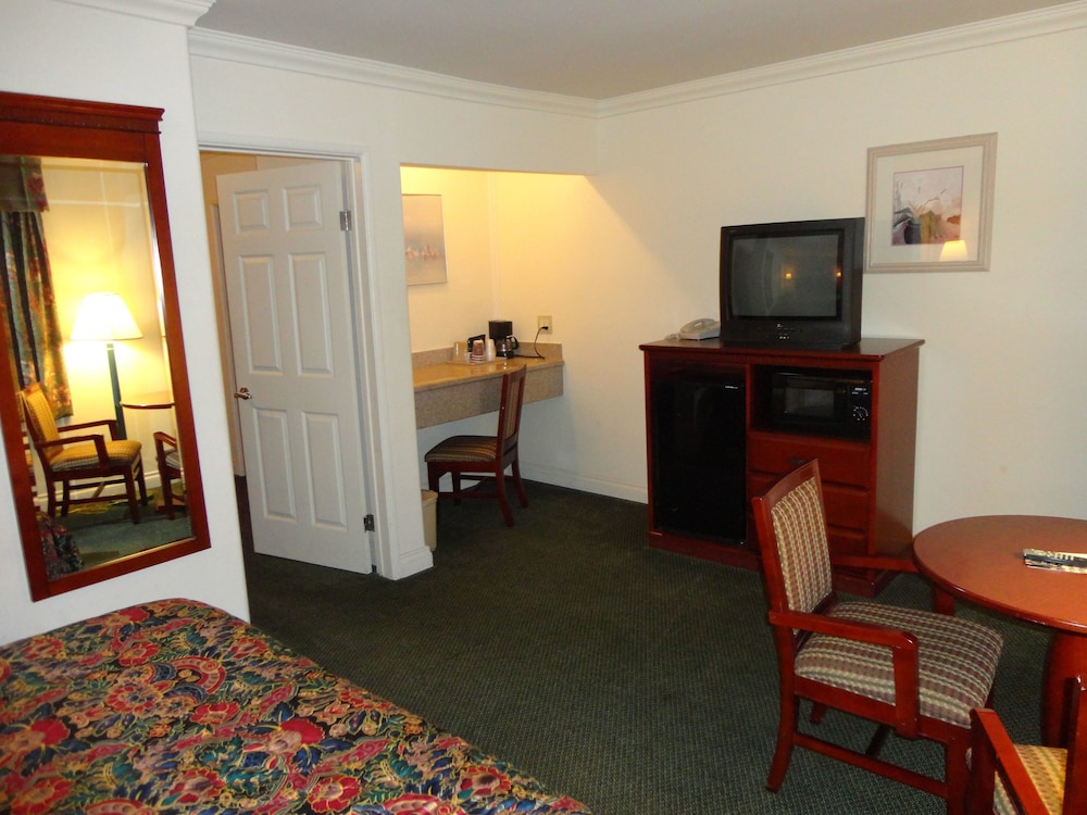Redondo Inn and Suites 26/48