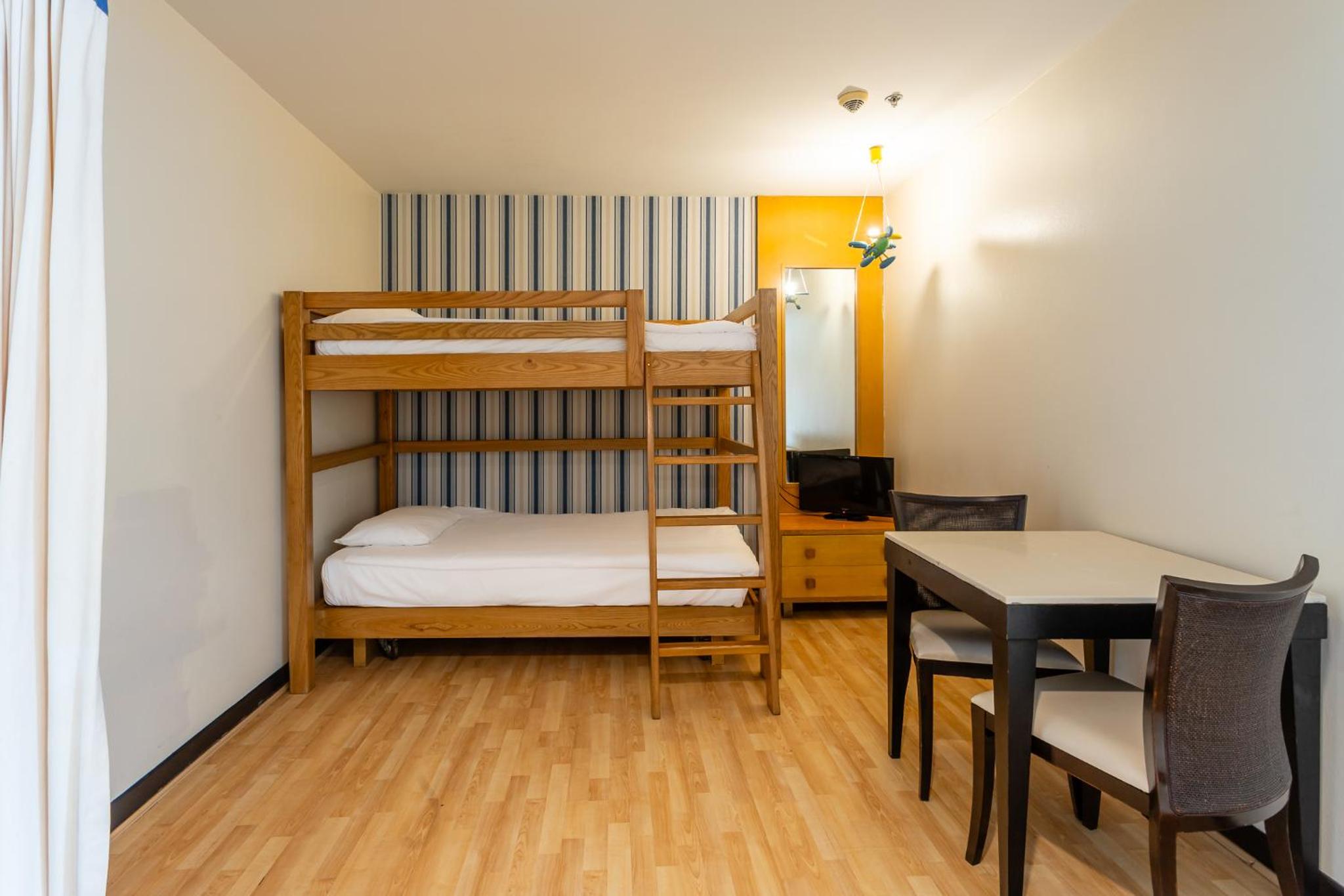 Family, Bunk Bed, Queen Bed