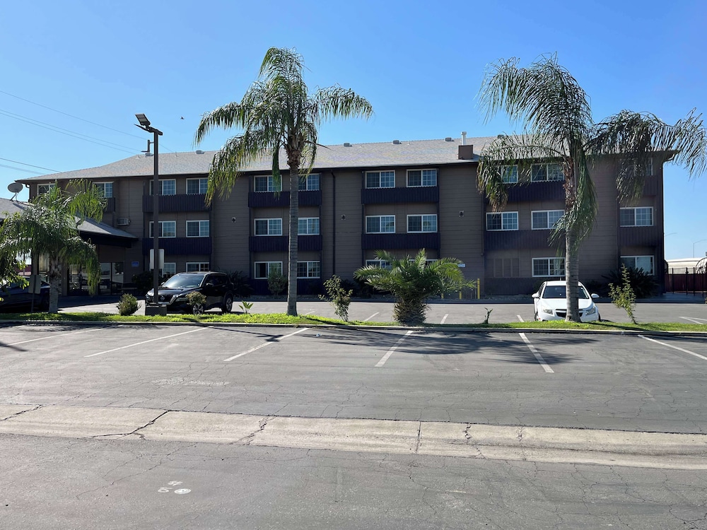 Studio6 Suites Delano, CA 6/40