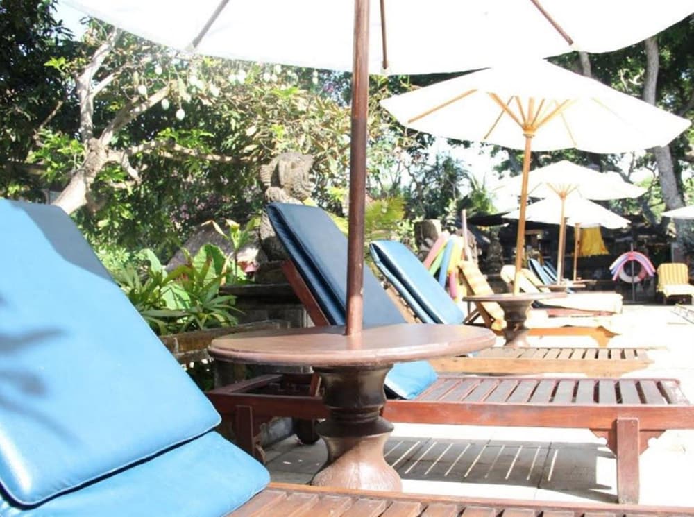 BESAKIH BEACH HOTEL 66/67