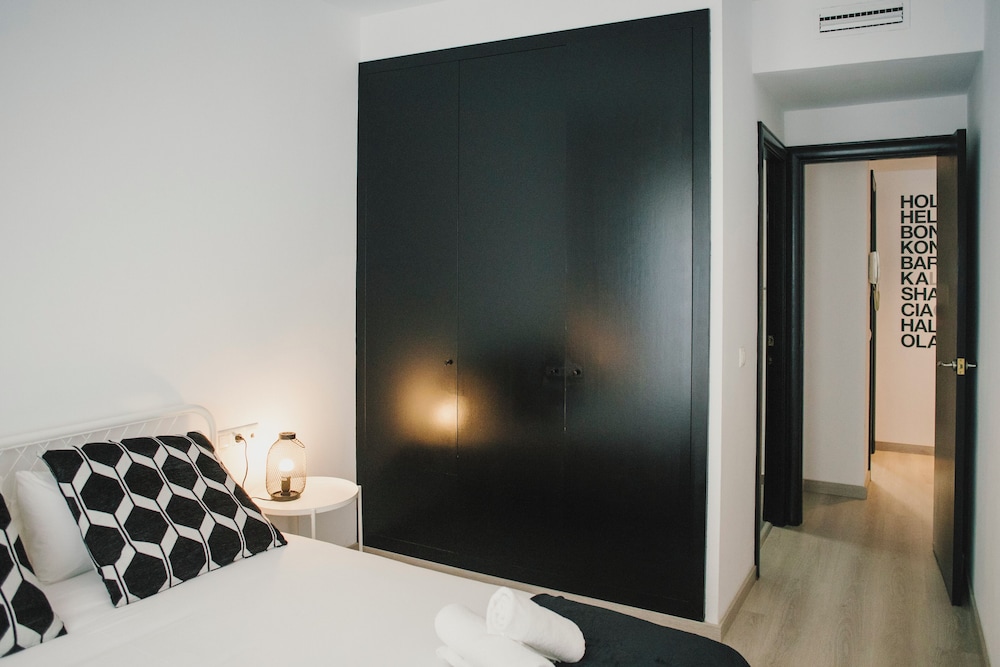 City, Apartment, Queen Bed, Sofa