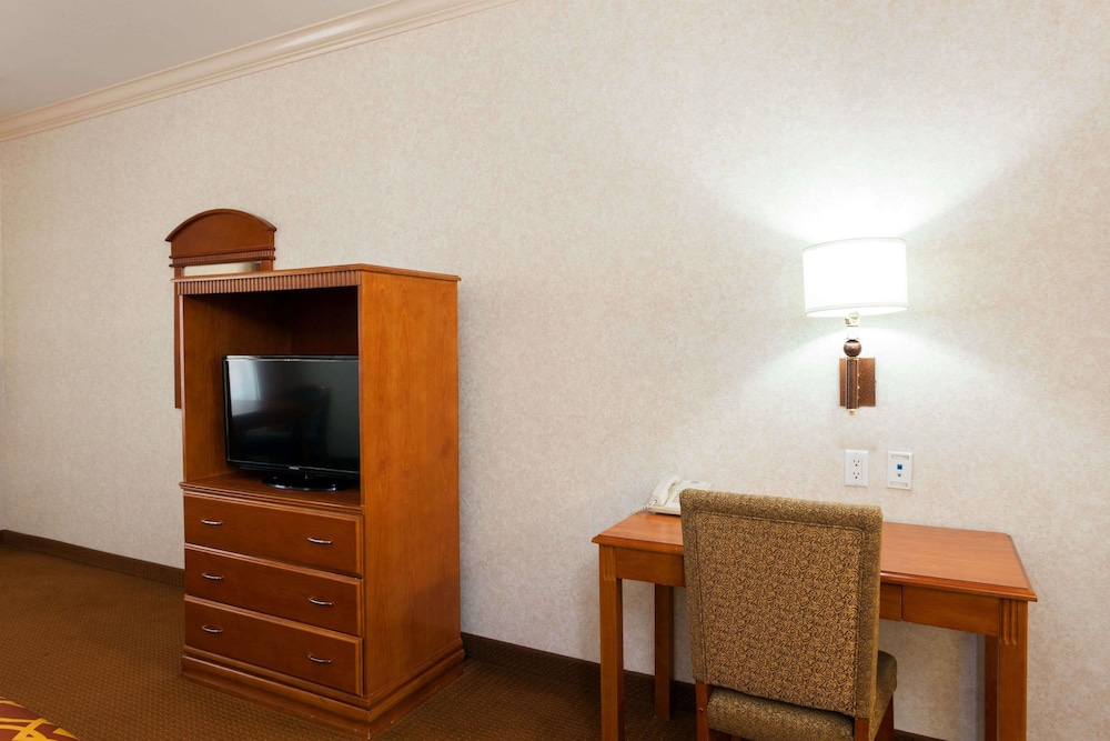 Howard Johnson by Wyndham Pico Rivera Hotel & Suites 19/26