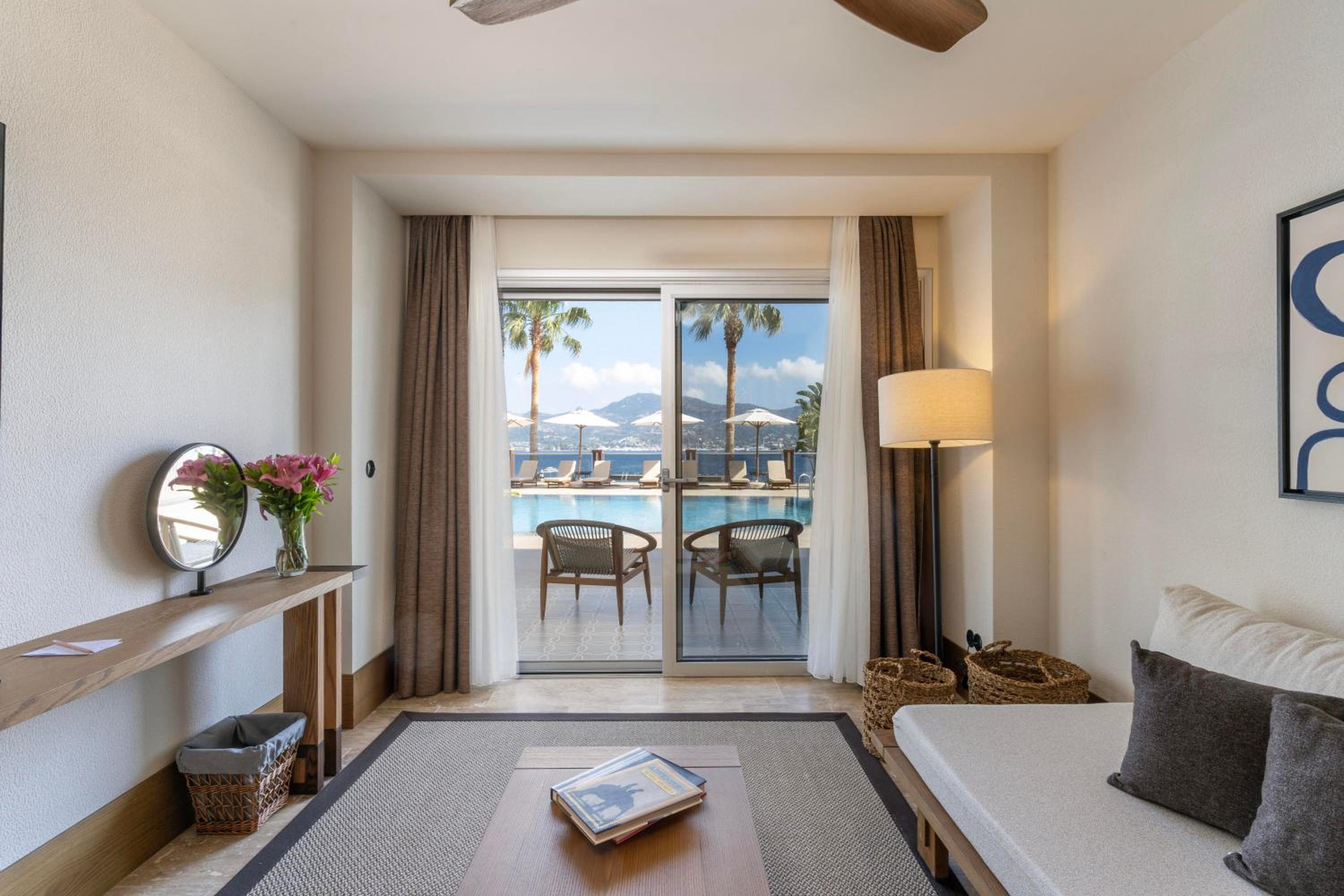 Suite, Queen Bed, Pool Side