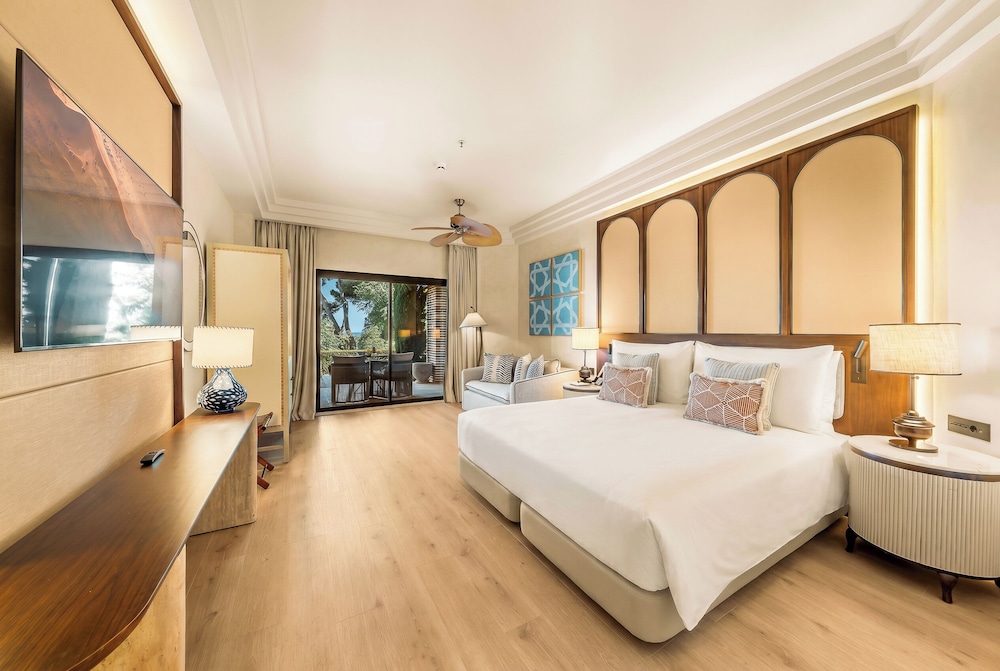 Deluxe, King Bed, Pool Access