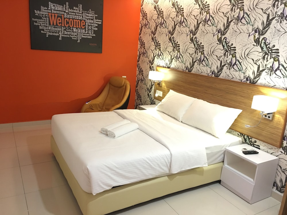DELUXE ROOM