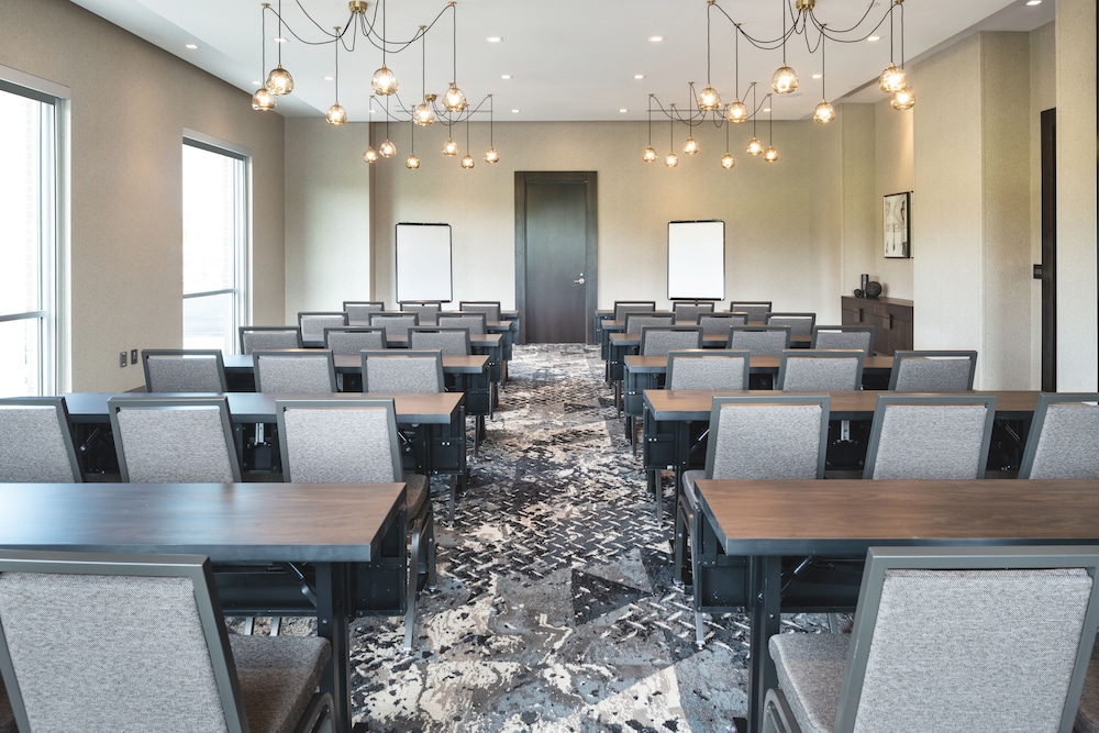 HOLIDAY INN BOSTON LOGAN AIRPORT - CHELSEA 56/64
