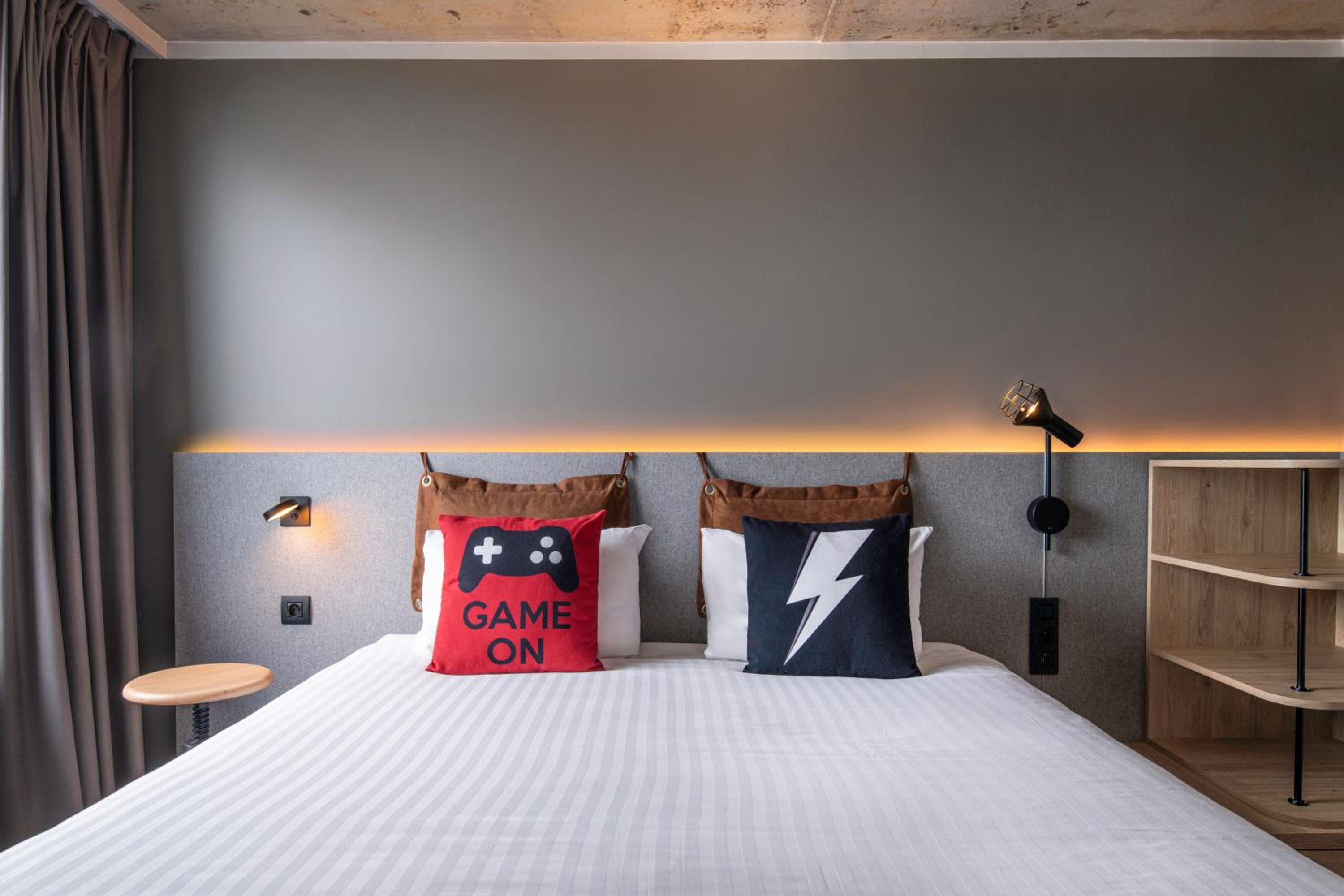 Moxy, Queen Bed, Harbour View, Corner